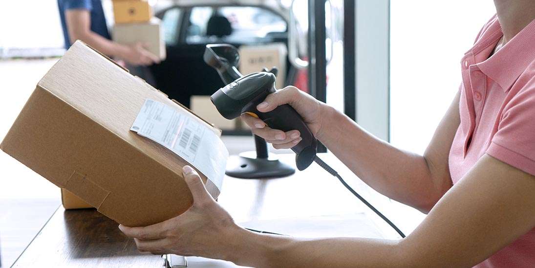 female scanning RF scanner holding package